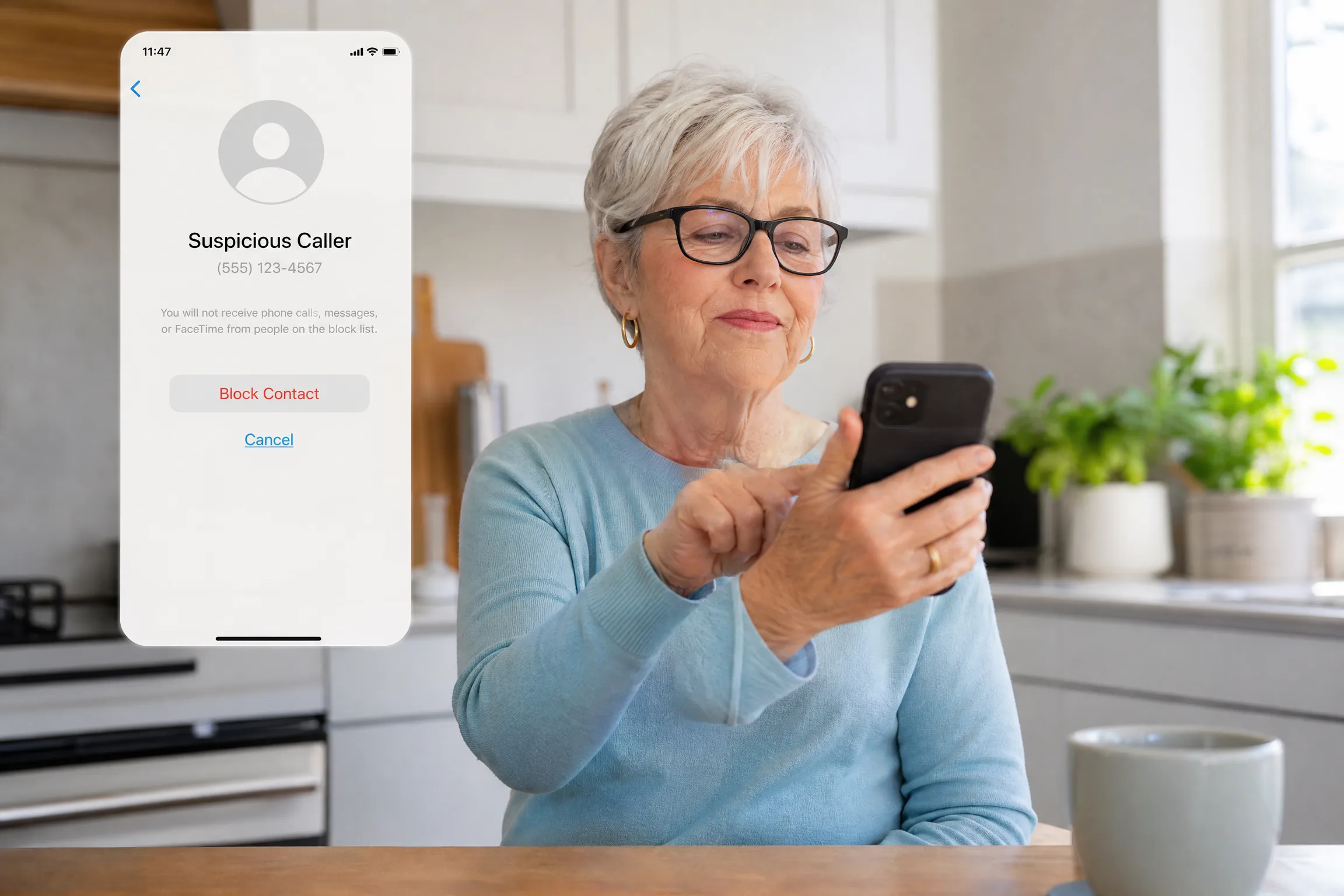 Femme senior déterminée bloquant un contact suspect sur son smartphone