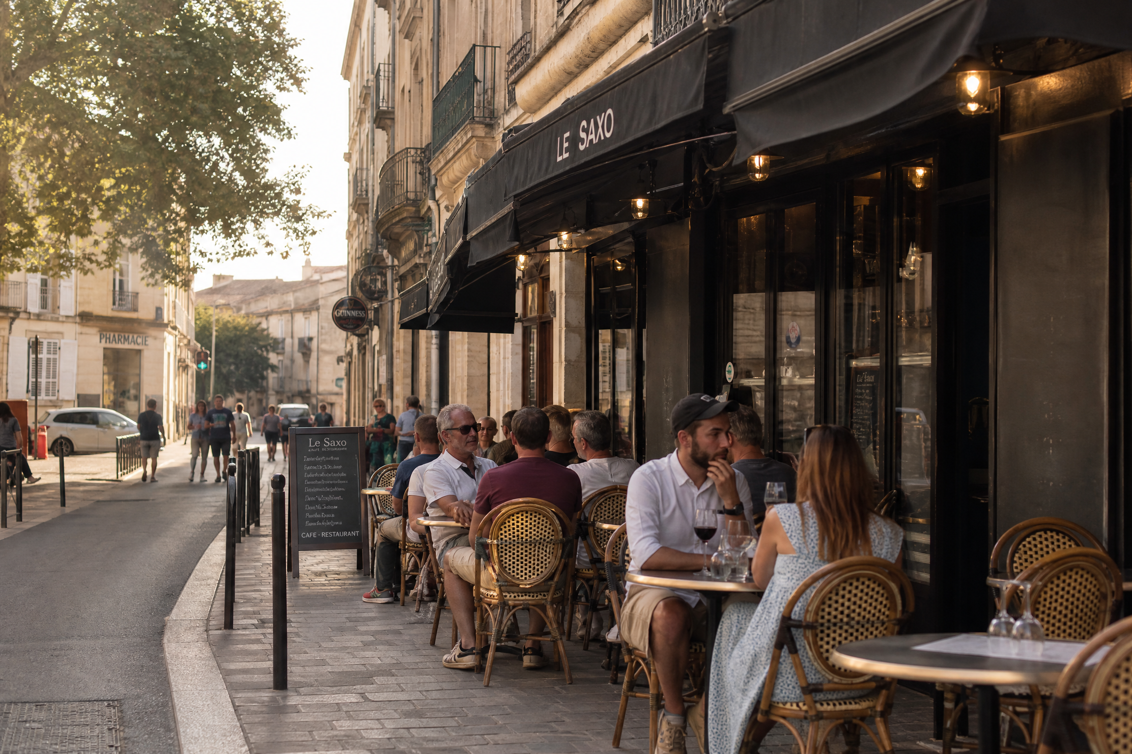 Terrasse de café à Béziers pour une rencontre senior