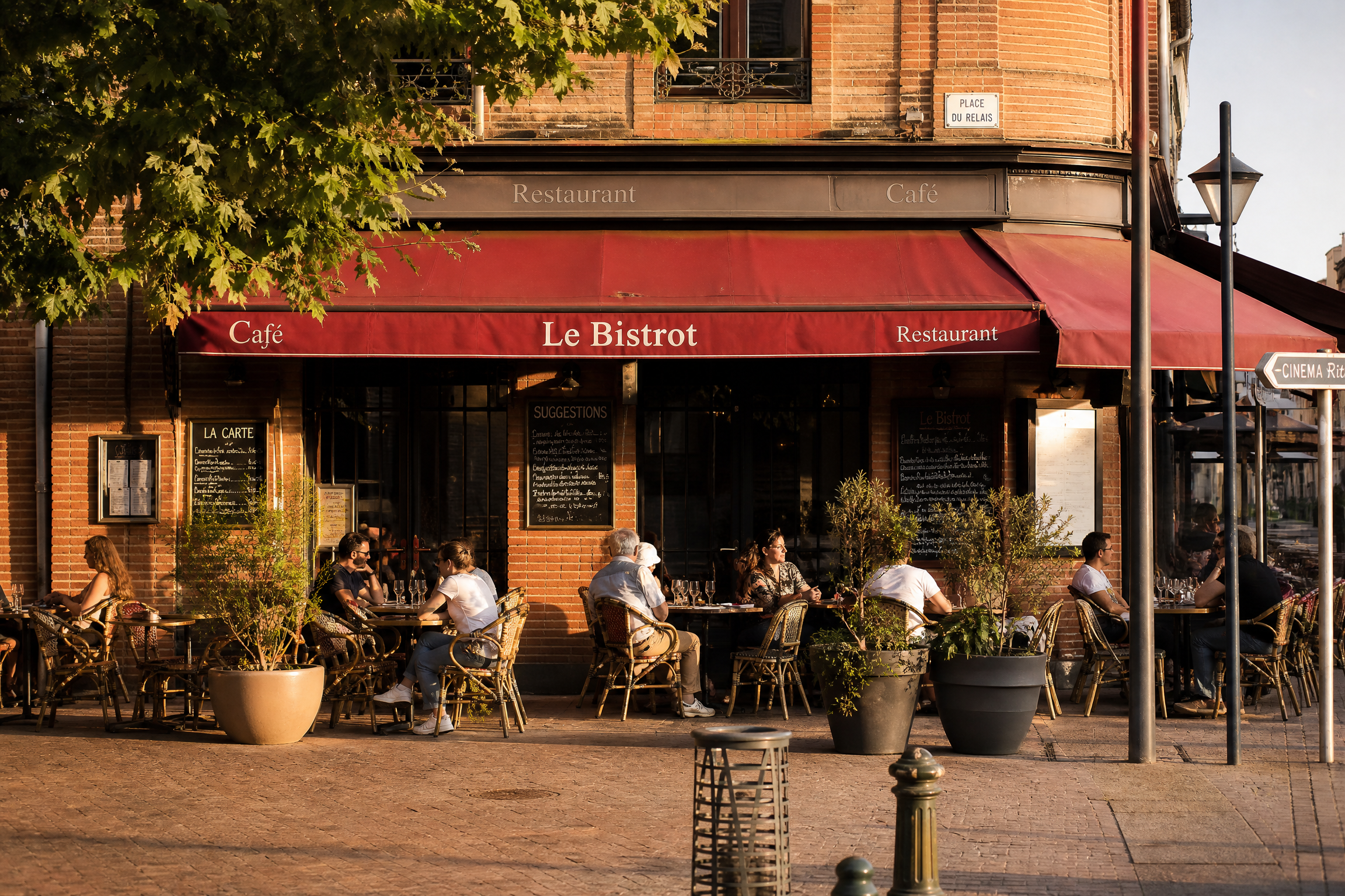 Terrasse de café à Blagnac pour une rencontre senior