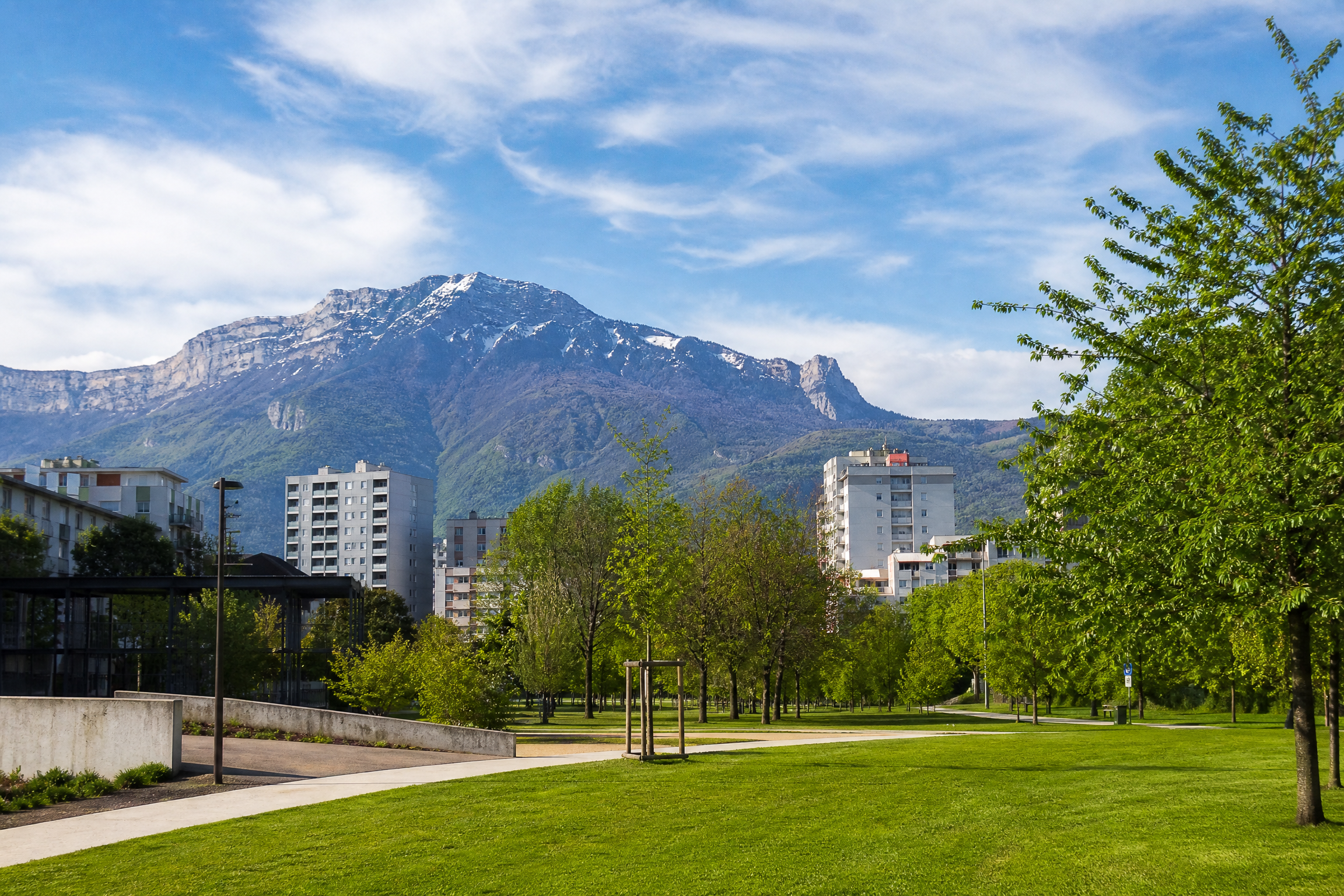 Parc d'Échirolles avec vue sur les Alpes pour une rencontre senior
