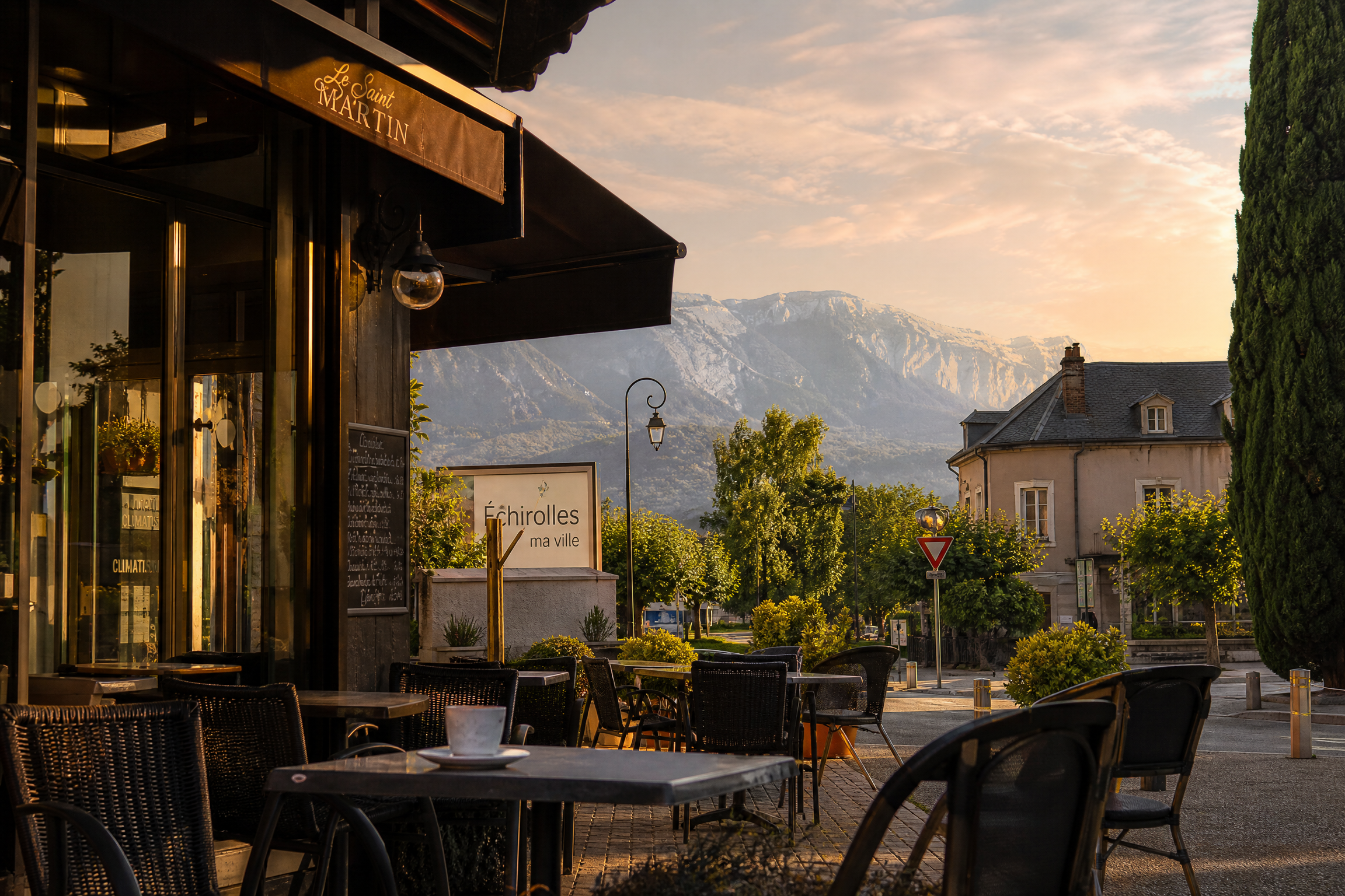 Terrasse de café à Échirolles pour une rencontre senior