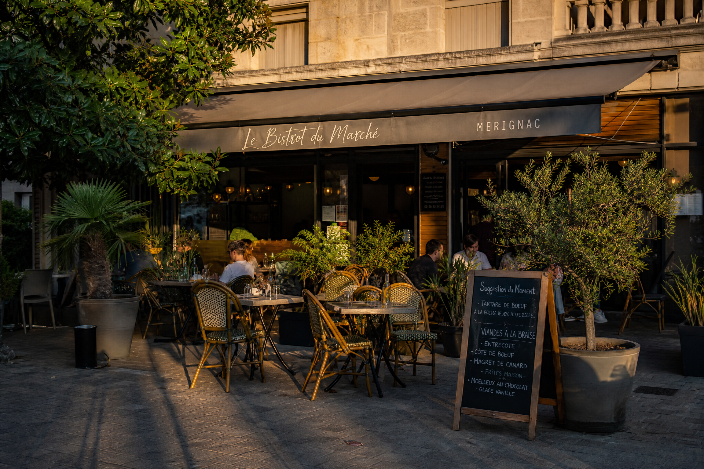 Terrasse de café à Mérignac pour une rencontre senior