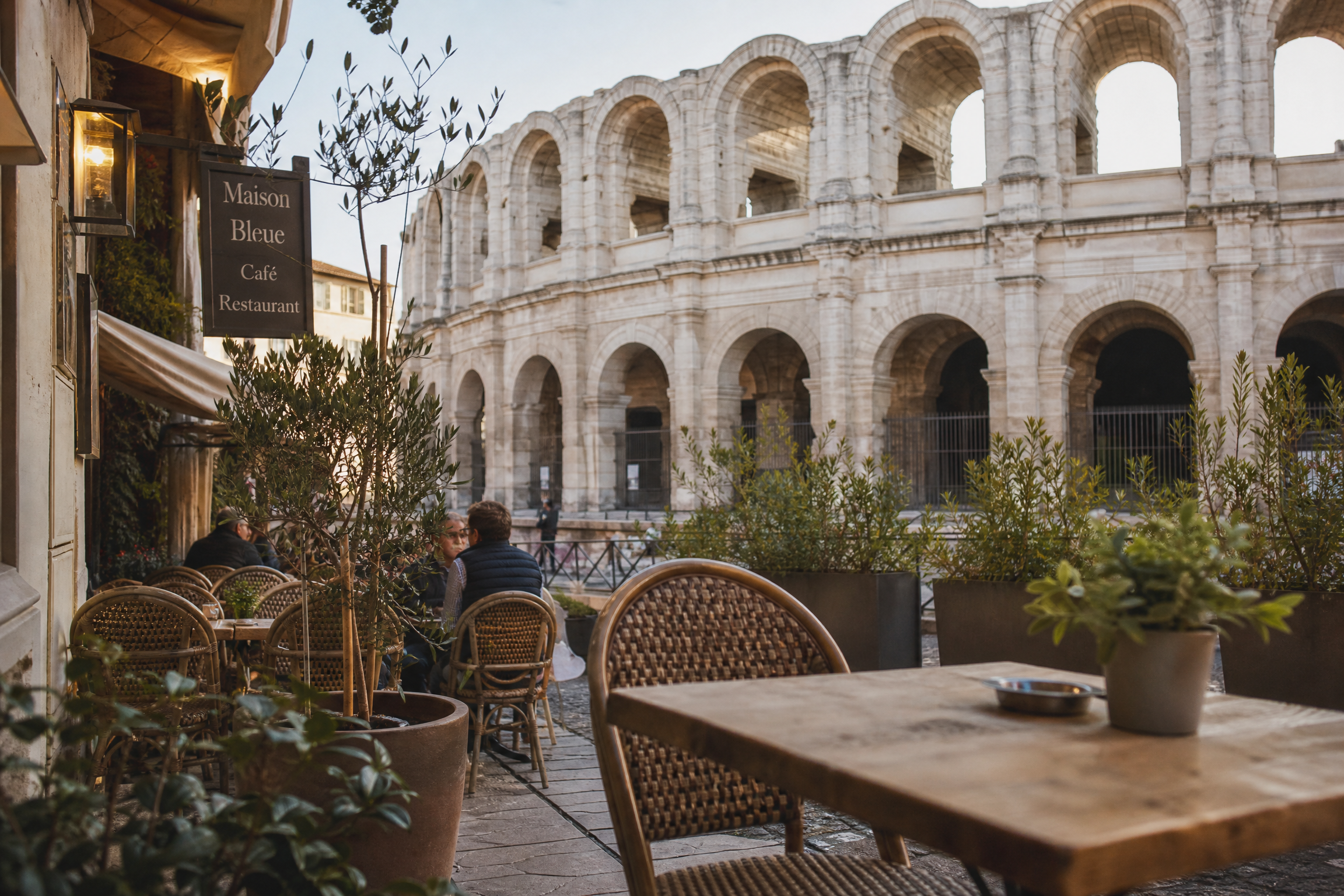 Terrasse de café à Nîmes pour une rencontre senior