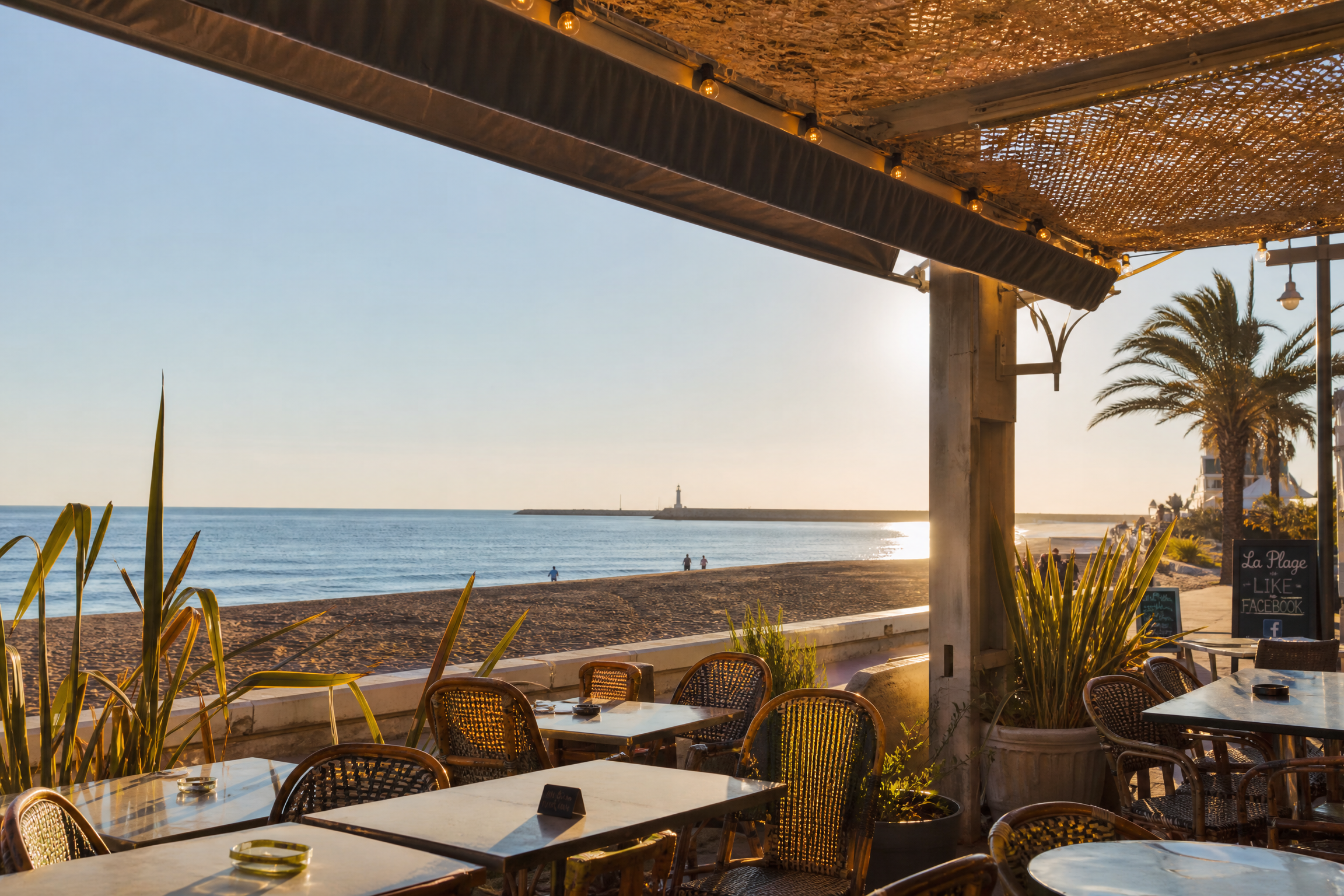 Terrasse de café à Palavas-les-Flots pour une rencontre senior