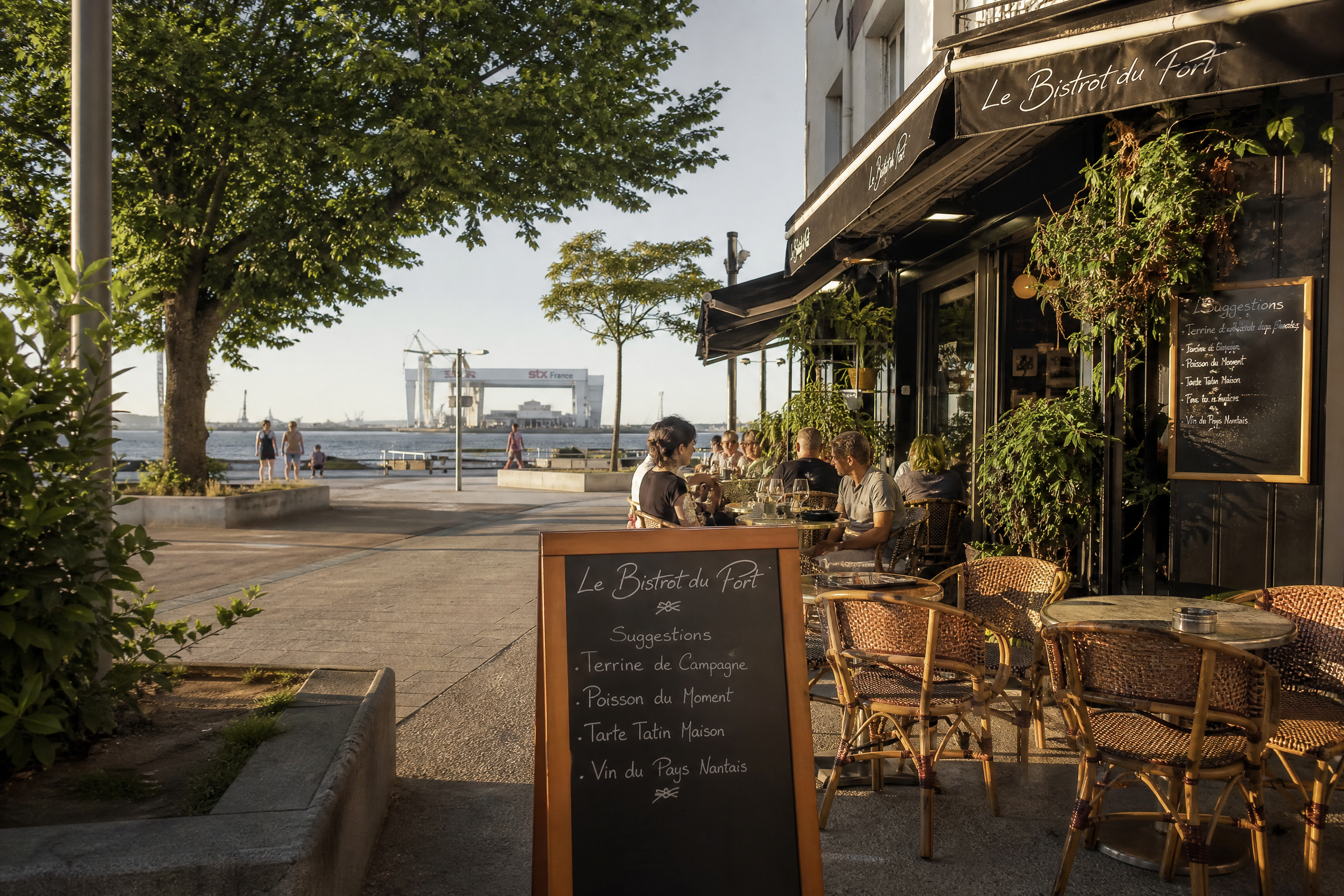 Terrasse de café à Saint-Nazaire pour une rencontre senior