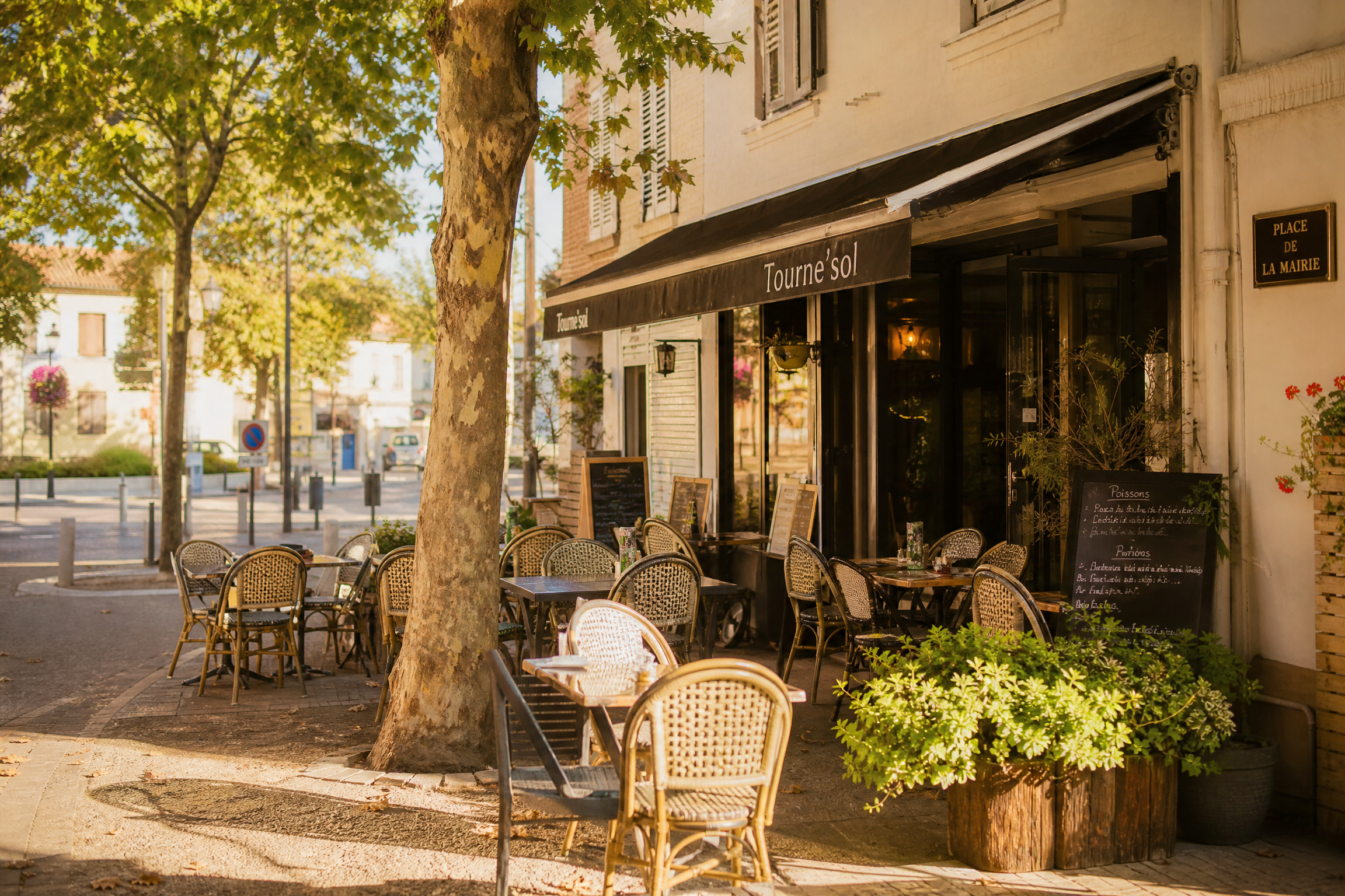 Terrasse de café à Tournefeuille pour une rencontre senior