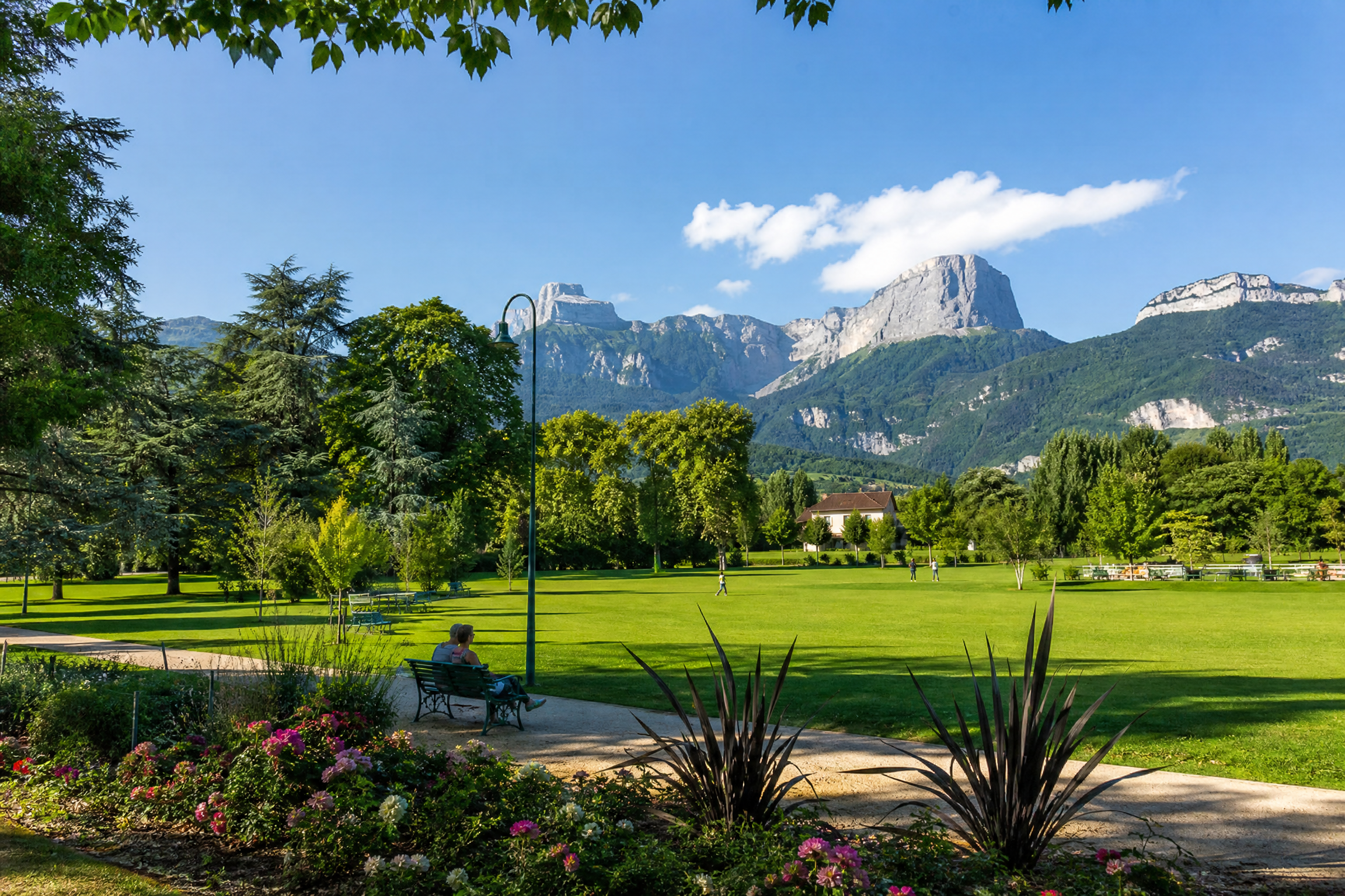Parc de Voiron avec vue sur les Alpes pour une rencontre senior